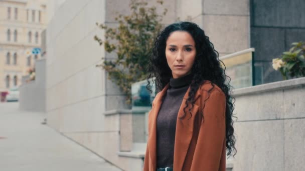 Kaukasisk Latinamerikansk Kvinna Fashionabla Trendiga Flicka Dam Vända Sig Staden — Stockvideo