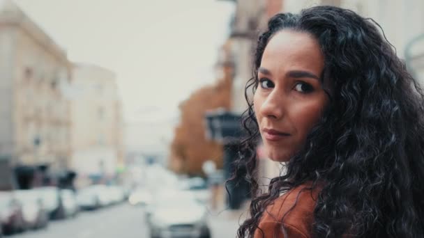 Närbild Headshot Rygg Visa Kvinnliga Kaukasiska Latinamerikanska Kvinna Med Lockigt — Stockvideo