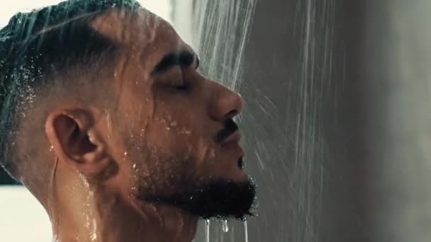 Vista Lateral Extremo Close Indiano Latino Hispânico Homem Lavando Banho — Vídeo de Stock