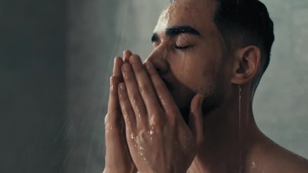 Hispanic Latina Indian Bearded 30S Dreaming Relaxing Wet Man Guy — стоковое видео