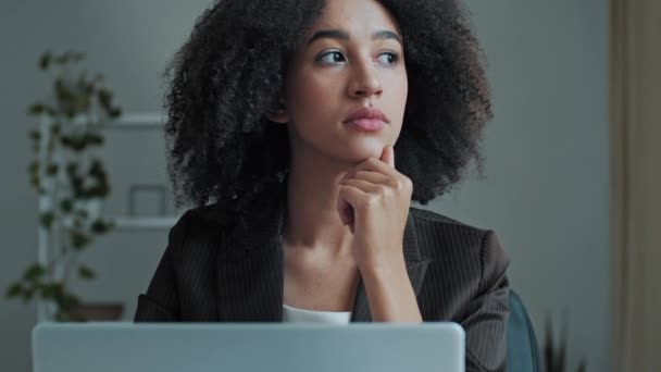 Pensativo Joven Mujer Negocios Mujer Afroamericana Chica Freelancer Trabajador Mirando — Vídeo de stock