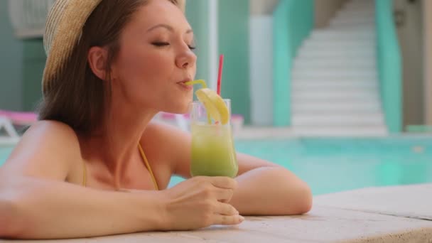 在温泉酒店的夏季游泳池里游泳 喝着热带鸡尾酒冰茶 迷人的千禧年女孩游客享受着愉快的假期和一杯饮料 — 图库视频影像