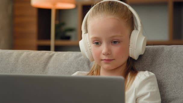 Krásné Šťastné Dítě Hezká Dívka Sluchátkách Sedět Bytě Poslouchat Hudbu — Stock video