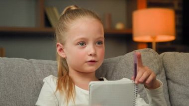 Güzel liseli kız öğrenci ev ödevi öğreniyor. Evde edebiyat okuyor. Fotokopi kitabında komik metinler okuyor.