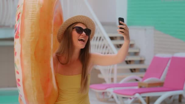 Schöne Touristin Bloggerin Dame Weibliche Blonde Mädchen Badebekleidung Sendung Reise — Stockvideo