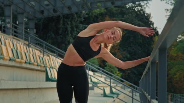 Muskulös Idrottskvinna Flicka Kaukasiska Atletisk Kvinna Utbildning Flexibilitet Utomhus Gör — Stockvideo