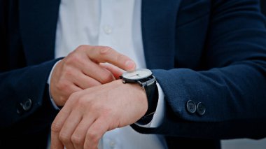 Kol saatiyle yakın plan erkek eli. Asyalı orta yaşlı iş adamı. Erkek patron, patron, şirket CEO 'su. İşvereni kontrol et.