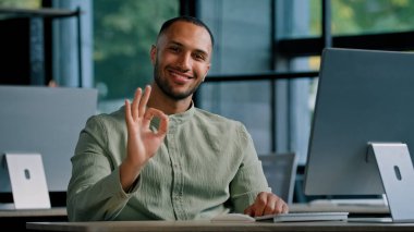 30S memnun Afrikalı işadamı yöneticisi ofis çalışanı patron erkek şirket CEO 'su işveren girişimci çevrimiçi bilgisayarla çalışıyor tamam işareti iyi onay jesti sıfır kabul