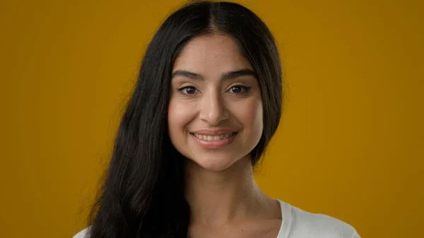 黄色のスタジオの背景20代のインドの民族女性のガールフレンド女性の女の子モデルクライアントの笑顔フレンドリーな顔の表情笑顔美容皮膚科メイクアップ — ストック写真