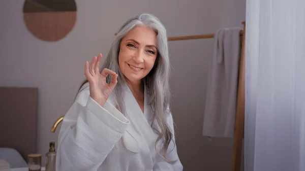 Banyoda Bornozlu Yaşlı Mutlu Olgun Bayan Beyaz Kadın Duş Jeli — Stok fotoğraf
