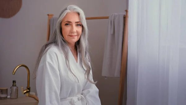 Portrét Krásné 60S Starý Běloch 50S Senior Zralá Žena Stojící — Stock fotografie