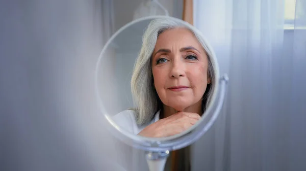 Ayna Yansıması Kırışık Kadın Yaşlarda Orta Yaşlı Beyaz Yaşlı Kendine — Stok fotoğraf