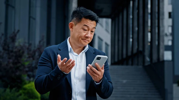 Грустный Азиатский Бизнесмен Городе Мобильная Проблема Телефоном Генеральный Директор Среднего — стоковое фото