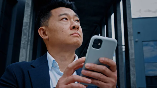Kentteki Yaşlardaki Koreli Adamını Cep Telefonu Yazma Taksi Rezervasyonu Sohbet — Stok fotoğraf