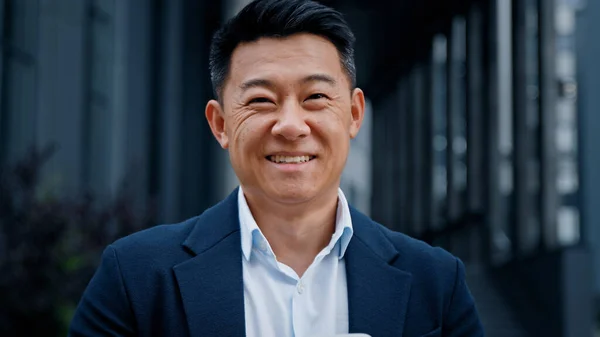 Cieszę Się Azjatycki Biznesmen Lat Tych Smartfonem Smsującym Uśmiechając Się — Zdjęcie stockowe