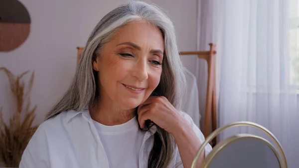 50S Yeas Old Lady Gray Hair Enjoying Skin Moisture Looking — Stock Photo, Image