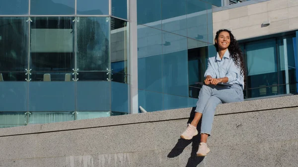 Successful Business Woman Girl Student Siedzi Miasto Budynku Drapacz Chmur — Zdjęcie stockowe