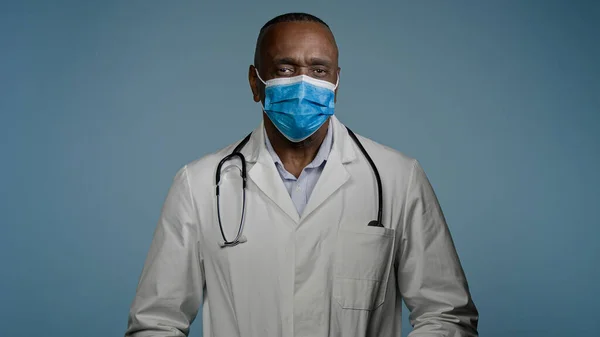 Zbliżenie Dojrzały Lekarz Chirurg Masce Ochronnej Patrzy Aparat Człowiek Doświadczony — Zdjęcie stockowe