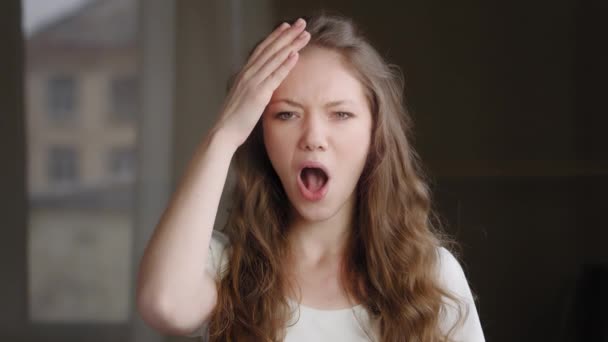 Mladý Zmatený Zmatený Žena Student Teenager Stojící Uvnitř Překvapeným Výrazem — Stock video
