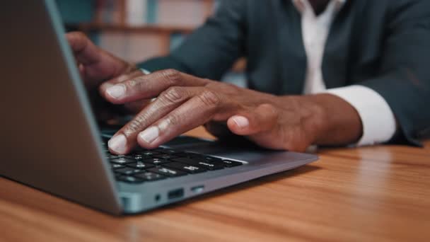 Κοντινό Πλάνο Αρσενικό Χέρια Δακτυλογράφηση Φορητό Υπολογιστή Αφροαμερικανός Επιχειρηματίας Που — Αρχείο Βίντεο