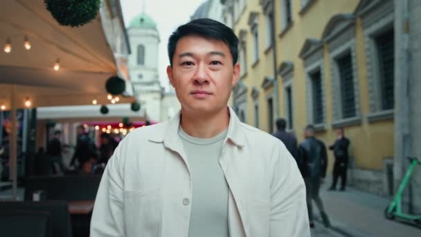 Seriózní Čínský Muž Cestovatel Stojící Turistickém Centru Města Při Pohledu — Stock video