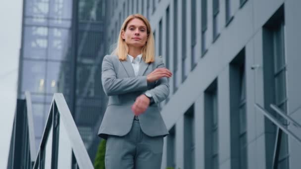 成功的女商人站在商业区的公司背景办公楼前看着镜头自豪而自信的高加索女性职业领袖站在户外交叉着双臂 — 图库视频影像