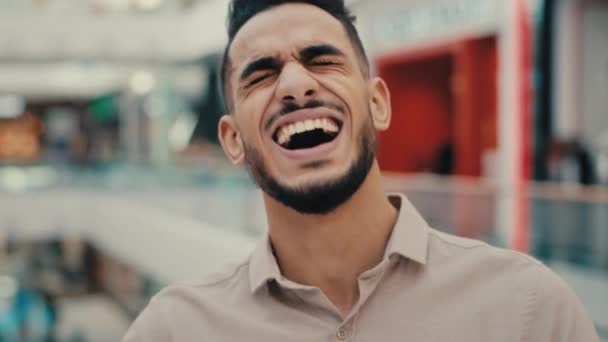 Retrato Close Feliz Rindo Engraçado Alegre Despreocupado Positivo Hispânico Indiano — Vídeo de Stock