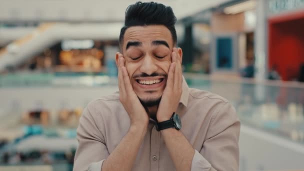 Portre Duygusal Olarak Mutlu Şaşkın Şaşkın Şaşkın Şaşkın Hintli Latin — Stok video