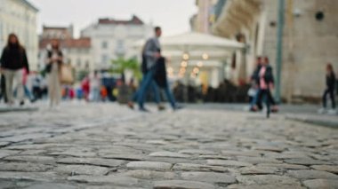 Şehir merkezinde yayalar üzerinde yürüyen çeşitli meşgul insanlar şehir meydanında yürüyen erkek ve kadın turistler şehir meydanında yürüyen kentsel yaşam tarzında kalabalık şehir seyahati kavramında hareket eden birçok kişi bulanık görüyor.
