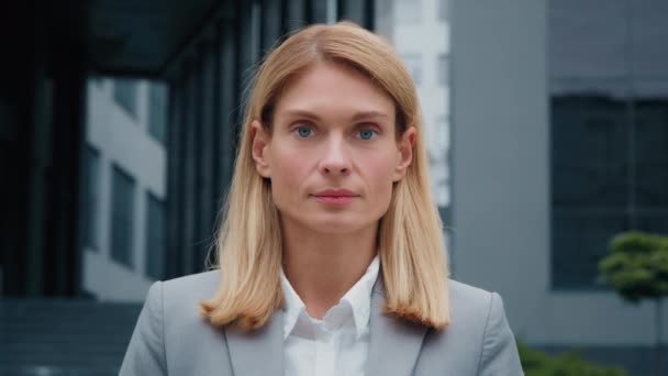 Närbild Kaukasisk Kvinna Står Utomhus Framgångsrik Affärskvinna Professionell Advokat Företag — Stockvideo