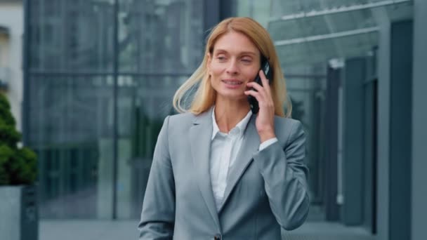 Stylový Elegantní Mladá Businesswoman Chůze Městě Mluví Telefonu Vede Vzdálený — Stock video