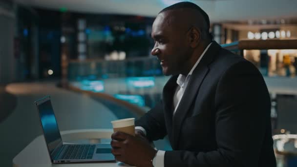 アフリカの中年の大人のビジネスマンの労働者起業家の男性の上司の専門家の会社の最高経営責任者 Ceo コーヒーカップトークチャットでカフェでノートパソコン企業会議とビデオ通話オンライン会議を話して — ストック動画