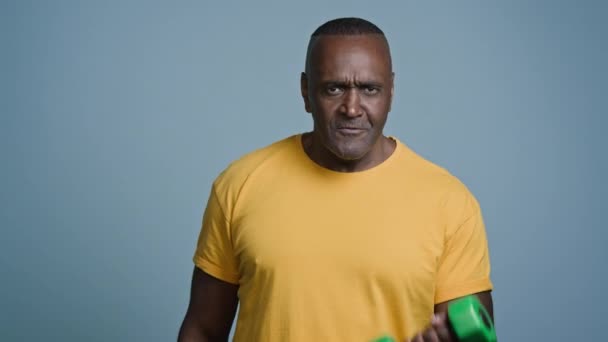 Närbild Afrikansk Amerikansk Atletisk Man Tränare Står Studio Grå Bakgrund — Stockvideo