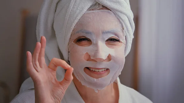 Close Velho Seniores Mulher Caucasiana Madura Com Skincare Máscara Pele — Fotografia de Stock