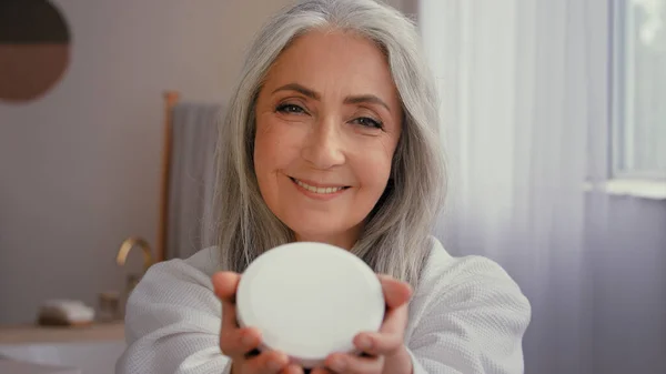 Yaşlarda Mutlu Beyaz Saçlı Olgun Bir Kadın Banyoda Yaşlı Dişlek — Stok fotoğraf