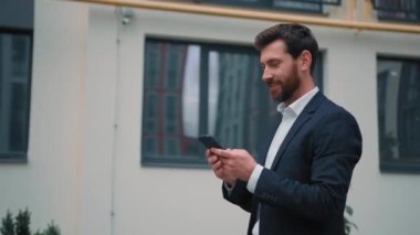 Kafkasyalı başarılı iş adamı 40 'lı yaşlarda patron patron patron ofis dışında iş görüşmeleri, sohbet mesajları cep telefonu e-bankacılık uygulaması, kripto para birimi kontrolü.