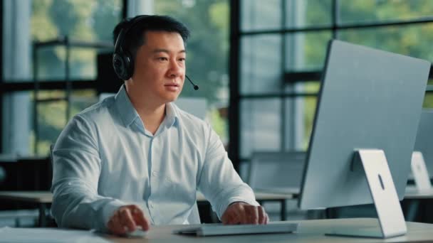 Asiático Hombre Negocios Asesor Asesor Profesor Auriculares Trabajo Línea Ayuda — Vídeos de Stock