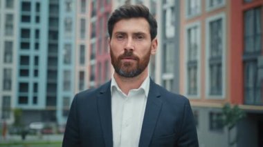 Memnuniyetsiz bir adam şehrin sokaklarında dikiliyor olumsuz bir şekilde kafa sallıyor HAYIR asla olumsuz cevap vermiyor ciddi bir iş adamı reddedilmiş tavır sergiliyor onaylanmamış tutuma karşılık vermiyor