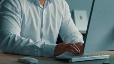 Erkek programcı ofis çalışanı geliştirici bilgisayar geliştirme yazılım kodlama programı dijital mühendisliği uzmanı. Hareket eden kamera çekimi Asyalı adam işi e-ticaret konsepti