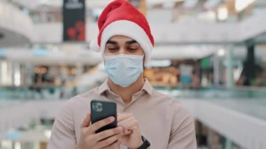 Noel Baba 'nın Noel Baba şapkalı erkek işadamı internetteki cep telefonuna göz gezdirirken İnternet bahis kumarhanesi hemen para ödülü aldı. Yeni yıl için zafer kredisi kazandı.