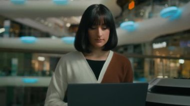 Laptop serbest çalışan kız öğrenci bilgisayarla uzaktan çalışan sosyal medya işkadını sohbet eğitimi alan internetteki uzaktan alışveriş ekommersi.