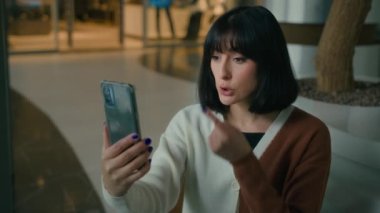 Görüntülü konuşma, sanal görüşme, uzak konferans, öfkeli çatışma, mobil, negatif sorun tartışması, akıllı telefon, sinirli kız, kadın, ekranı işaret eden kadınla konuş.