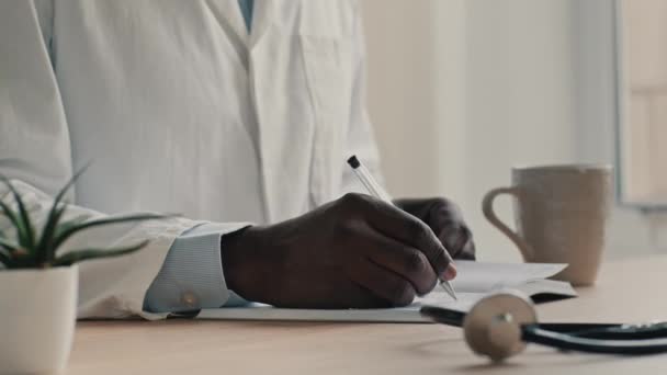 Hombre Irreconocible Médico Terapeuta Cardiólogo Lleva Abrigo Médico Sentarse Escritorio — Vídeo de stock