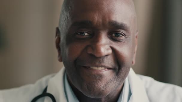 Portret Volwassen Glimlachende Afro Amerikaanse Bejaarde Man Therapeut Arts Oogarts — Stockvideo
