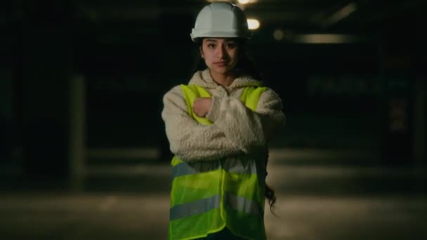 Professionelle Ingenieurin Weiblich Architekt Inspektor Bauarbeiter Arabische Frau Uniform Schutzhelm — Stockvideo