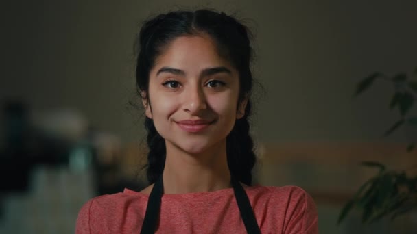 Porträtt Arabiskt Servitris Ung Säker Kvinna Konditori Bagare Företagare Säljare — Stockvideo