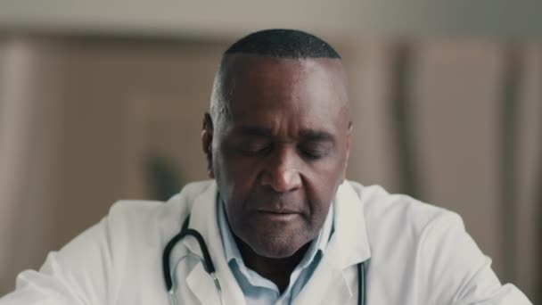 Homme Africain Fatigué Médecin Médecin Praticien Travailleur Médical Frotter Les — Video