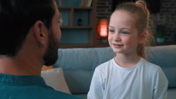 Kleine Hübsche Kaukasische Mädchen Kind Gespräch Mit Erwachsenen Vater Freundlich — Stockvideo