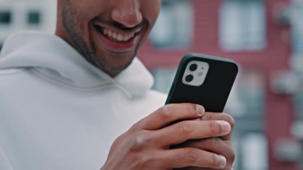Счастливый Африканский Латиноамериканец Спортсмен Держит Телефон Печатая Сообщения Электронной Почты — стоковое видео