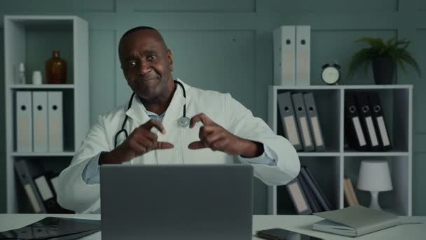 Freundliche Friedliche Fürsorgliche Medizinische Mitarbeiter Reifen Afrikanisch Amerikanischen Mann Kardiologe — Stockvideo